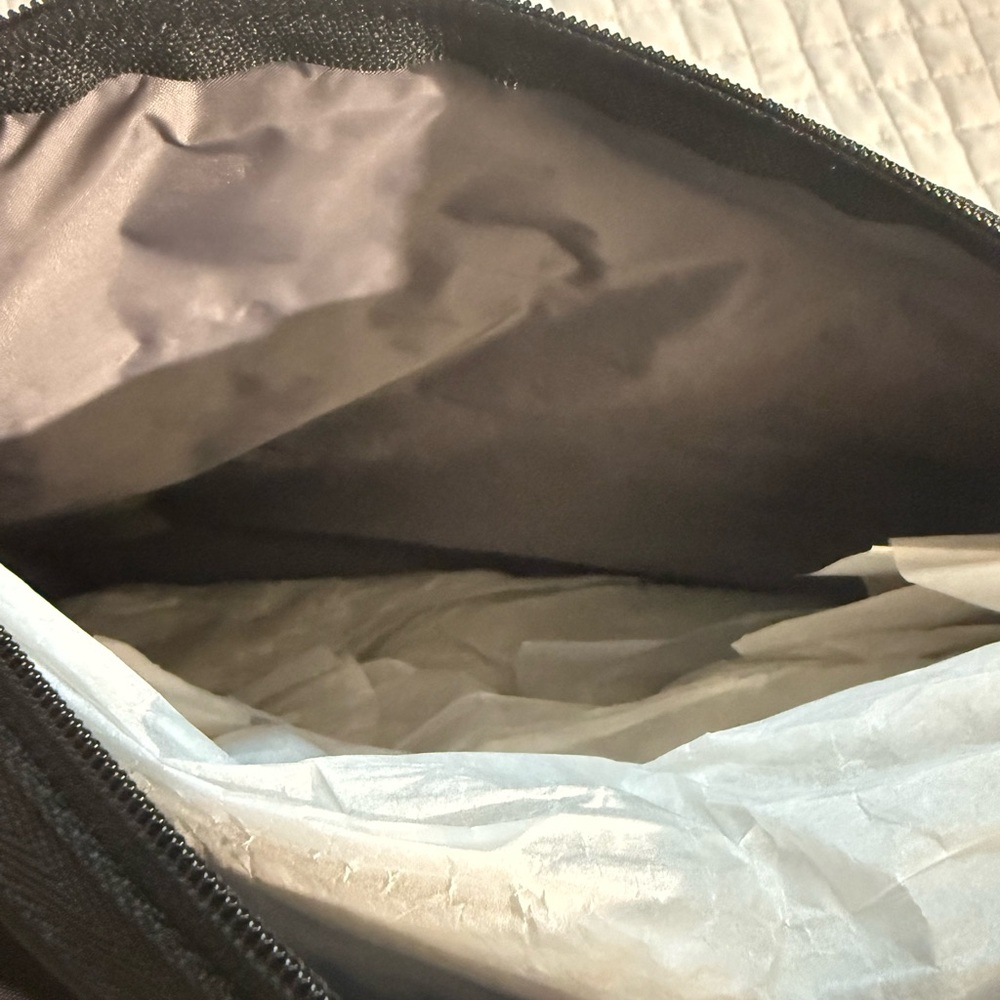 LeSportsac Black Goth Messenger Bag New With Tag - Picture 5 of 8